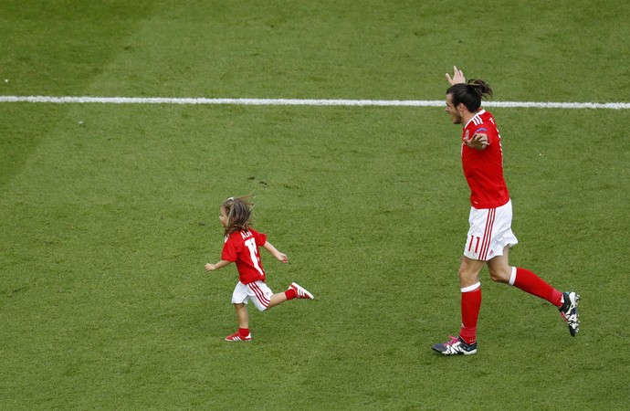 Gareth Bale e a filha, País de Gales (Foto: REUTERS/Christian Hartmann)