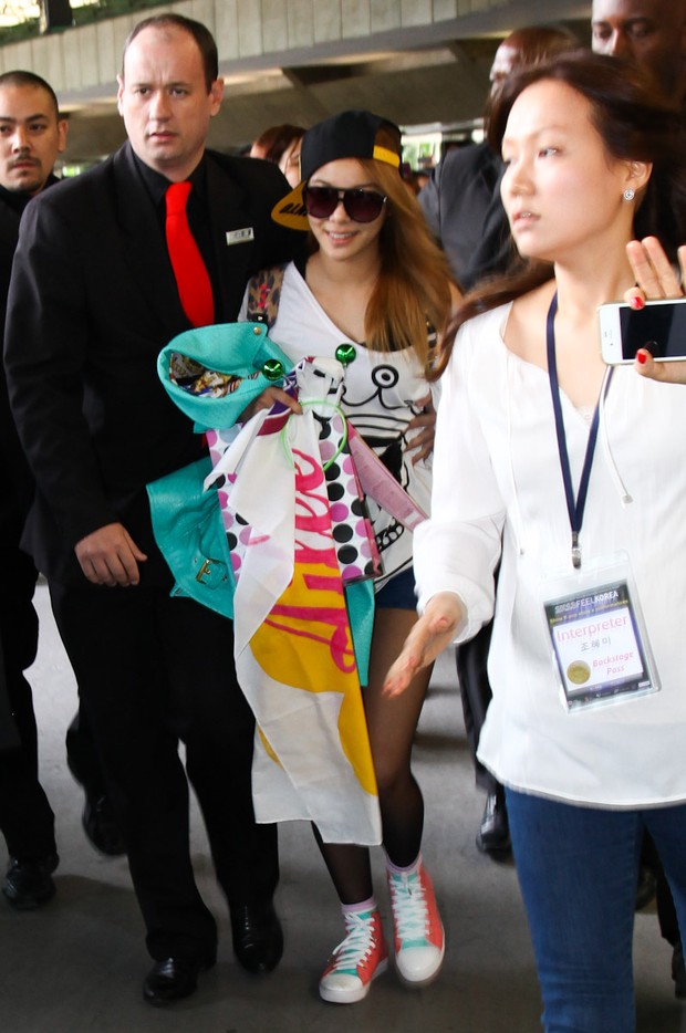 Cantora coreana Ailee desembarca em aeroporto de São Paulo (Foto: Manuela Scarpa / Foto Rio News)