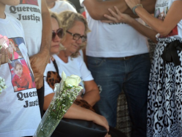 Mãe de Marcos Nogueira se despede do filho, durante enterro em João Pessoa (Foto: Dani Fechine/G1)