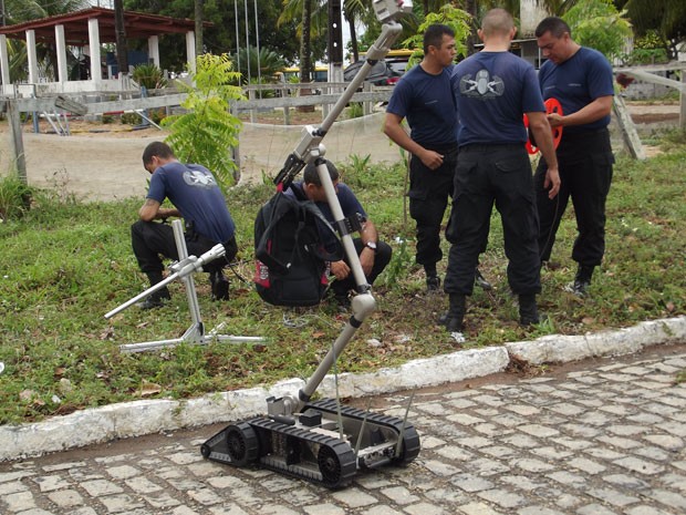 Robô antibomba foi apresentado pela PM como equipamento de segurança para a Copa do Mundo em Natal  (Foto: Arthur Barbalho/G1)