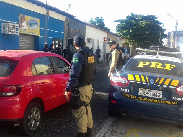 Polícias desencadeiam operação que prende gestores e empresários por corrupção (Foto: Divulgação/PRF)