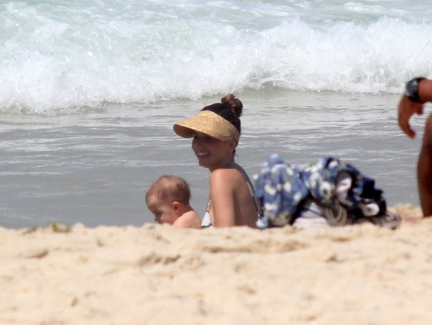 Erika Mader e filha na praia (Foto: J.Humberto / AgNews)