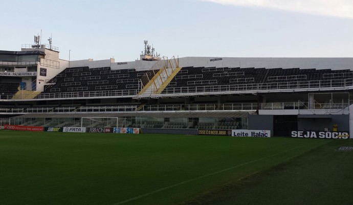 Com torcida única, Santos remove tapumes e 