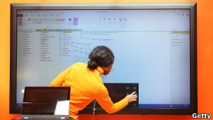 Funcionária da Microsoft usa uma das telas grandes pequisadas pela empresa (Foto: Getty Images)