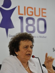 Ministra Eleonora Menicucci, da Secretaria de Políticas para as Mulheres, divulga dados do ligue 180 (Foto: Agência Brasil)
