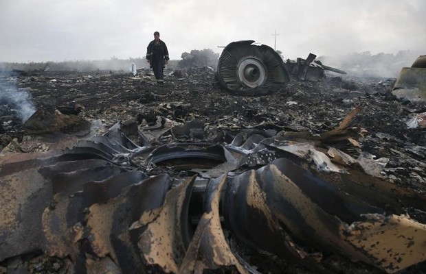 foto de 17 de julho mostram destroos do voo MH17 da Malaysia Airlines que caiu no leste da Ucrnia (Foto: Maxim Zmeyev/Reuters)
