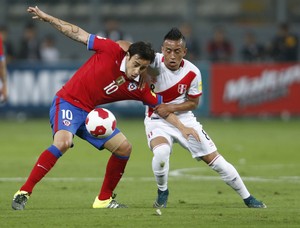 Valdivia Cueva Peru x Chile eliminatorias (Foto: Reuters)