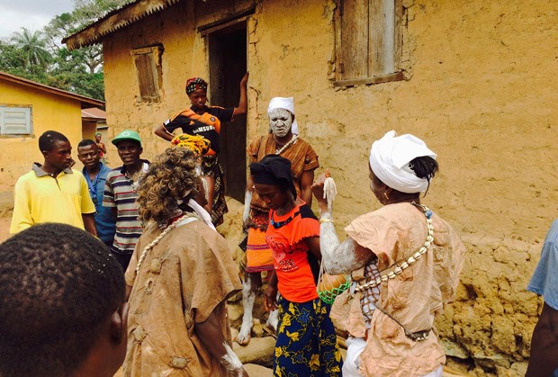  Em Meliandou, população acredita que há maldição em vilarejo  (Foto: AP Photo/Youssouf Bah)