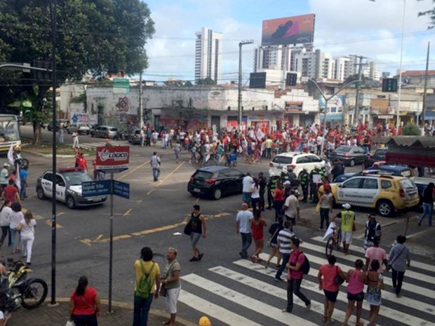 Grupo se concentra no cruzamento das avenidas Salgado Filho e Bernardo Vieira, em Natal (Foto: Renato Vasconcelos/G1)