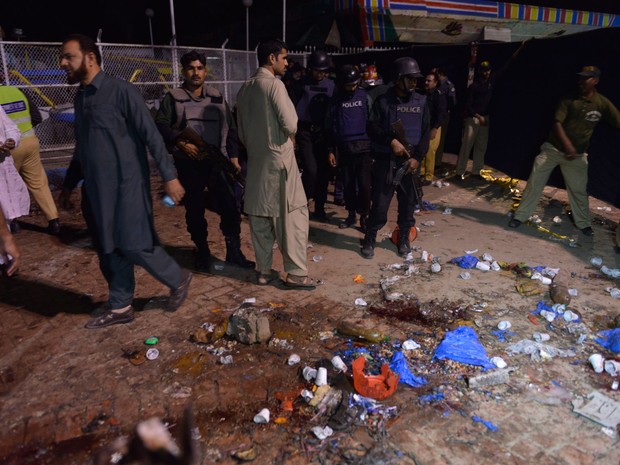 Pelo menos 25 pessoas morreram em explosão em um parque no Paquistão (Foto: Arif Ali/ AFP)