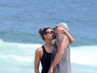 Fernanda Lima e Rodrigo Hilbert trocam beijos na praia