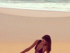 Miranda Kerr posa de biquíni em praia e exibe corpão