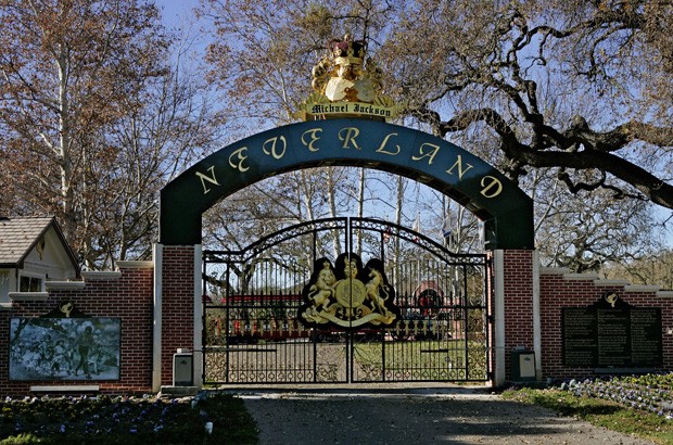 Foto de 2004 mostra entrada de Neverland, rancho de Michael Jackson, em Santa Ynez, na Califórnia (Foto: AP Photo/Mark J. Terrill, File)