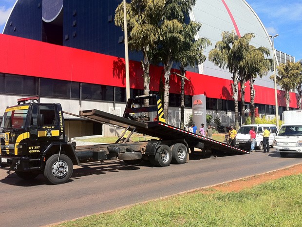 Veículo é guinchado na manhã desta sexta-feira (26) em frente ao Brasília Shopping, no setor comercial norte, em Brasília. Operação do Detran para remover veículos estacionados de maneira irregular já guinchou cinco veículos na área central e multou outros dez. A operação também está sendo realizada em Taguatinga e Ceilândia. (Foto: Isabella Formiga/G1 DF)