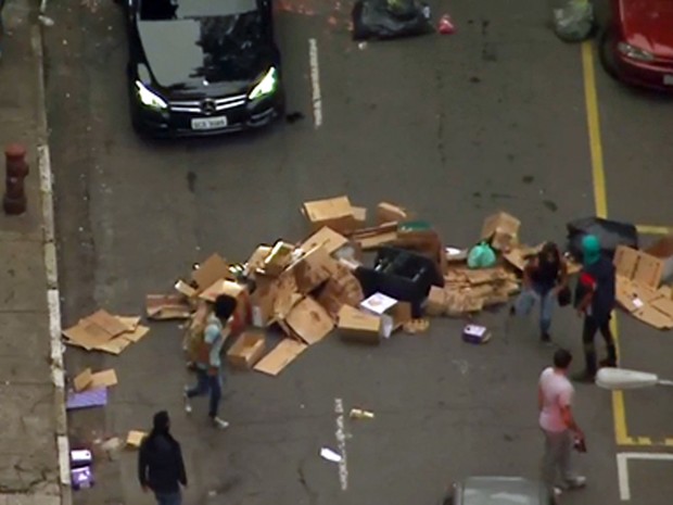 Manifestantes fazem barricada com lixo na região da Avenida Paulista. (Foto: Reprodução)