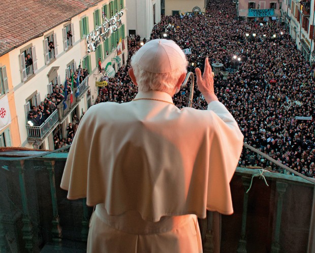 DESPEDIDA Bento XVI faz seu último discurso para fiéis reunidos em frente ao Castel Gandolfo. Ele quer viver  de acordo com o  exemplo de São Bento (Foto: AFP)