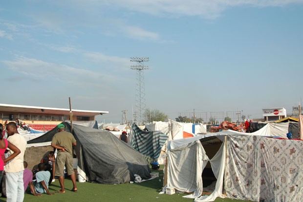 estádio nacional Sylvio Cator, localizado na região central de Porto Príncipe. Logo após o terremoto, o estádio foi transformado em um campo de deslocado e por isso diversas famílias que perderam as suas casas foram levadas para o local (Foto: Tahiane Stochero/G1) estádio nacional Sylvio Cator, localizado na região central de Porto Príncipe. Logo após o terremoto, o estádio foi transformado em um campo de deslocado e por isso diversas famílias que perderam as suas casas foram levadas para o local (Foto: Tahiane Stochero/G1)