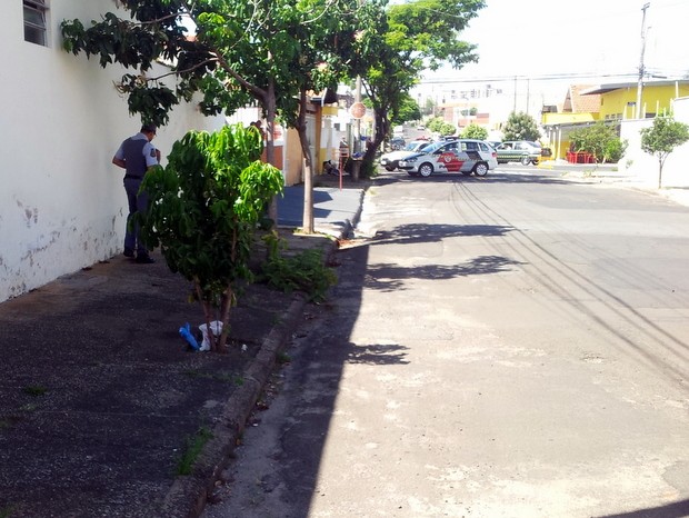 Rua foi isolada por suspeita de bomba no Morumbi, em Piracicaba (Foto: Edijan Del Santo/EPTV)
