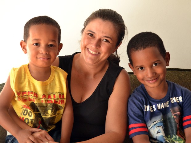 Ao adotar os irmãos, Kennedy e Oliver, Flávia descobriu que inúmeras crianças no Brasil estão na mesma situação (Foto: Daniela Ayres/ G1)