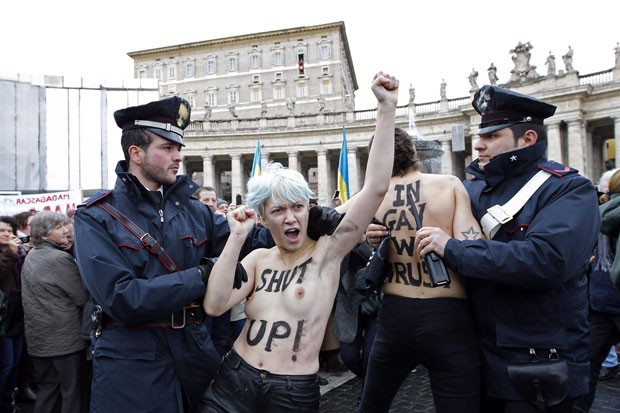Policiais tentam tirar ativista do Femen (Foto: Giampiero Sposito/Reuters)