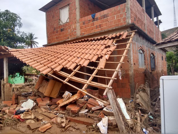 Tromba d'água destruiu 42 casas e atingiu outras 73 em distrito de Resplendor (Foto: Zana Ferreira/G1)