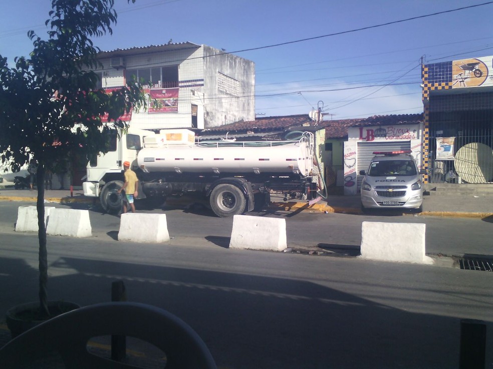 Ainda segundo a PM, o motorista não ouviu o homem cair por conta do barulho feito pelo bloco e pela música alta (Foto: Reprodução/WhatsApp)