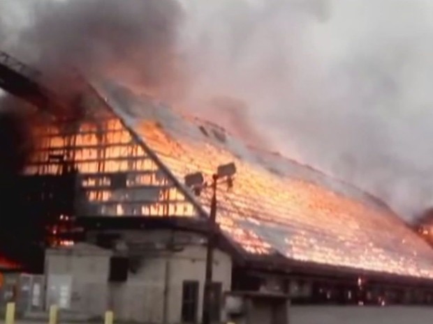 Fogo destruiu armazém em Guarujá (Foto: Reprodução/TV Tribuna)