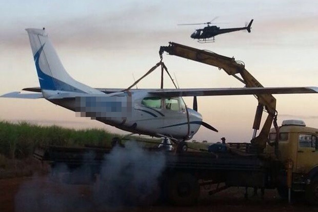 Avião monomotor foi levado para aeroporto em Santa Helena de Goiás (Foto: Divulgação/Graer)