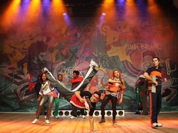 Seis funkeiros cantam e dançam a história do gênero (Foto: Agência O Globo)