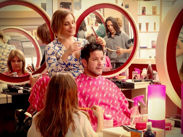 Barba, cabelo e bigode! Monalisa capricha ao atender Tufão (Foto: Avenida Brasil/TV Globo)