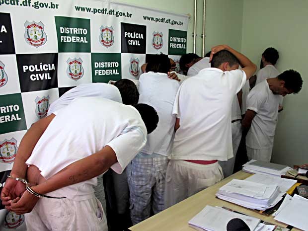 Suspeitos de participar de grupo responsável por tráfico de drogas no Núcleo Bandeirante na 11ª DP do DF (Foto: Lucas Nanini/G1)