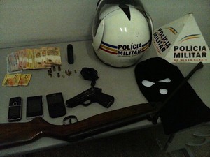 Grupo é detido com armas, pólvora e drogas em Pará de Minas (Foto: Polícia Militar/Divulgação)