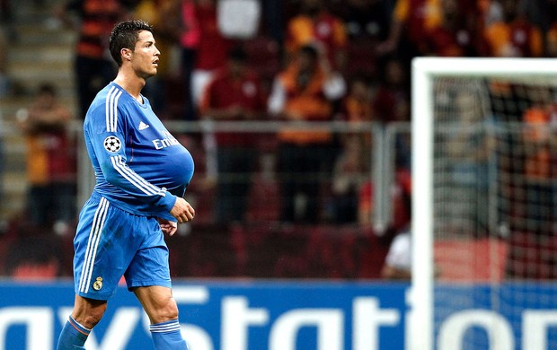 Cristiano Ronaldo bola do jogo contra o Galatasaray (Foto: Reuters)