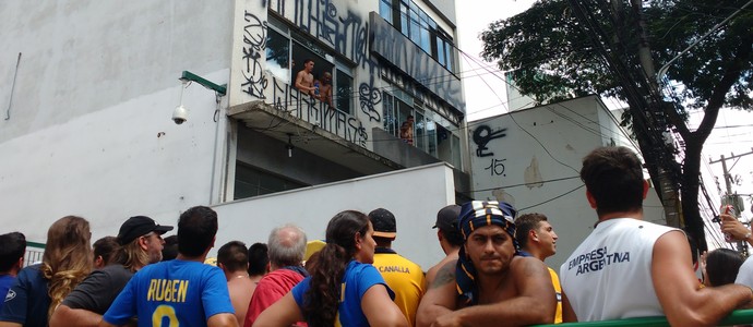 Torcida do Rosario madruga por ingresso, e palmeirenses provocam