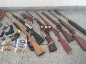 Armas foram apreendidas com falso policial na Bahia (Foto: Divulgação)