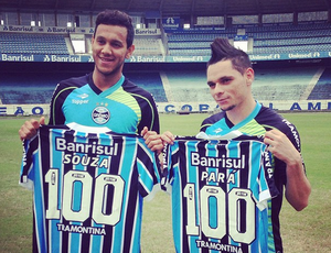 Souza e Pará são homenageados pelo Grêmio pela marca de 100 jogos (Foto: Reprodução/Instagram/Grêmio)