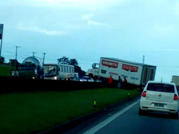 G1 Motorista perde controle de caminhão que sobe em mureta na Dutra