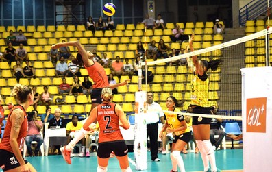 Fabiana, Sesi-Sp X São Bernardo - Superliga de Vôlei (Foto: Eduardo Carmim / Agência estado)