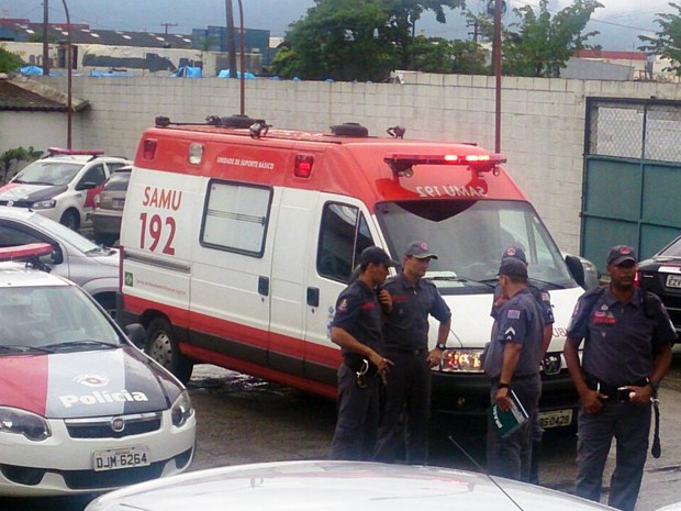Criança morre após ficar presa dentro de carro em Santos, SP (Foto: LG Rodrigues/G1)