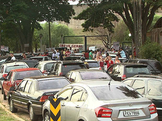 Grevistas bloquearam entrada da Fundação Casa em Ribeirão Preto (Foto: Paulo Souza/EPTV)