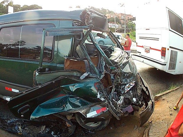 Van fica destruída após bater em fundo de ônibus na Av. Suburbana (Foto: Ivanildo Santos/ TV Bahia)