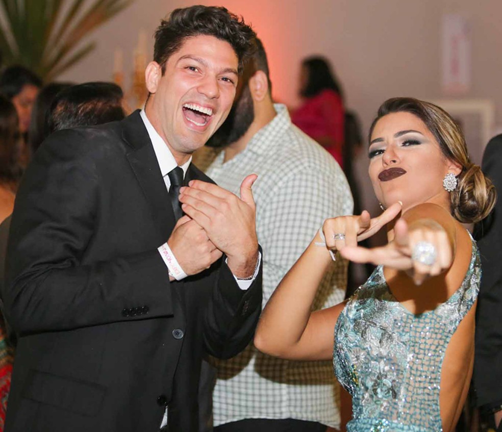 Luiz Felipe e Vivian curtindo no casório de Elis (Foto: Foto: Johnny Keppk)