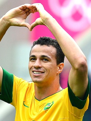Leandro Damião comemora gol do Brasil contra a Nova Zelândia (Foto: AFP)