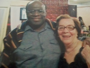 Joaquim Barbosa e Dulce de Oliveira Calçado, ex-diretora da escola onde ele estudou, durante a festa de aniversário da mãe do ministro, em abril de 2012, em Brasília (Foto: Reprodução / Cíntia Acayaba / G1)