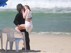 Alexandre Nero e Marina Ruy Barbosa beijam muito em gravação
