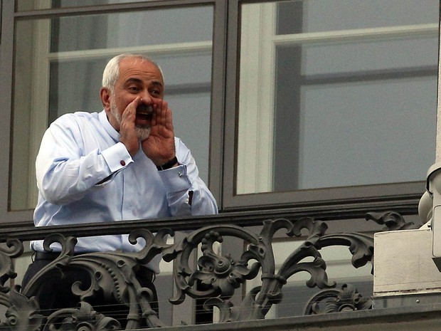 Ministro das Relações Exteriores iraniano, Mohammed Javad Zarif, fala com jornalistas antes da reunião que chegou a acordo (Foto: AP Photo/Ronald Zak)