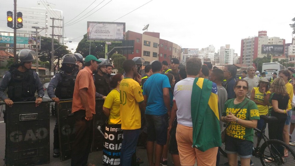 Manifestantes de Vila Velha são impedidos de atravessar a Terceira Ponte (Foto: Vitor Vogas / A Gazeta)