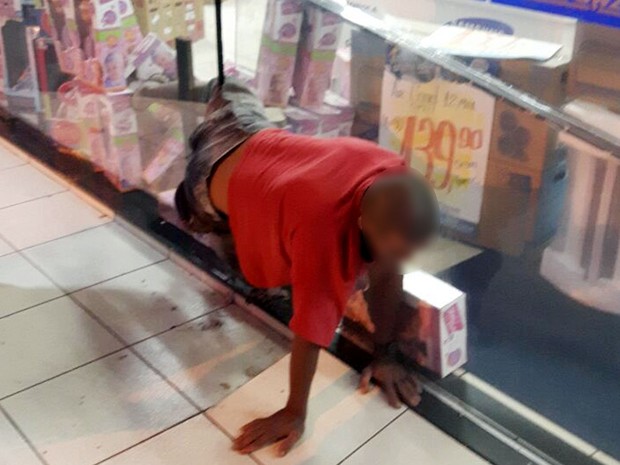 Homem tentou invadir loja e ficou com as pernas presas na porta do local (Foto: Divulgação/Corpo de Bombeiros-MT)
