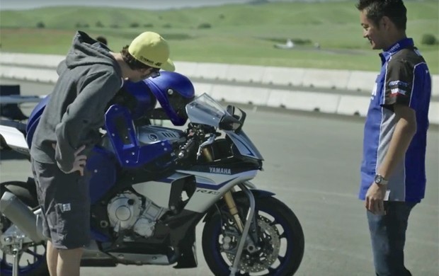 G1 - Valentino Rossi encontra 'robô-motoqueiro' Motobot da Yamaha