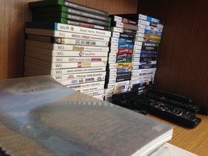 Jogos de videogames empilhados em estante no ministério (Foto: Gabriel Luiz/G1)